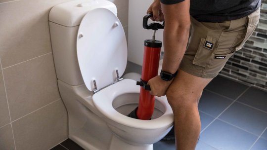 WC duguláselhárítás szívó-nyomó pumpával